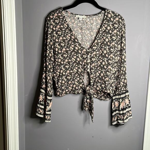 American Eagle Black and Pink Floral Tie Front Top with Bell Sleeves Sz Medium - Picture 1 of 8